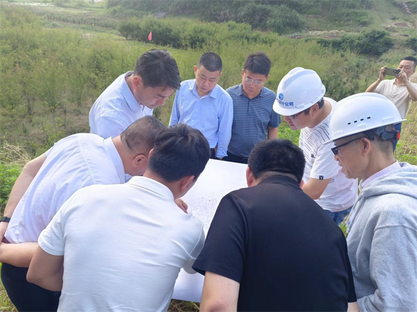 5月15日，張總會程縣長、國土、水利、桂林鎮(zhèn)、徽城鎮(zhèn)主要領(lǐng)導(dǎo)現(xiàn)場查看防洪項(xiàng)目征地重影事宜.jpg