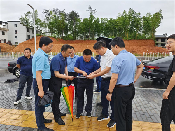 5月30日，洪董，余總陪同詹凱縣長一行調研富豐新城路網工程項目.jpg