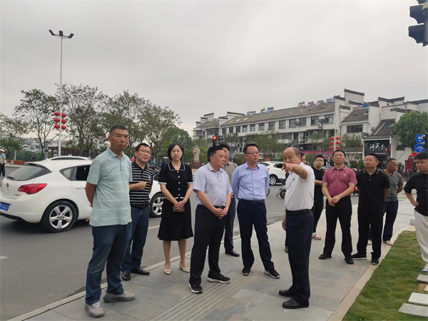 6月5日，洪董陪同汪凱書記一行調(diào)研古城公園提升改造項目.jpg